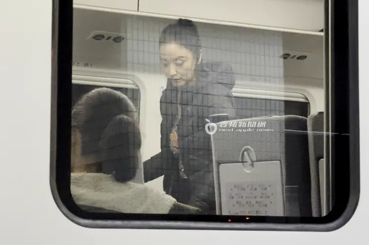 安歆澐將行李放好後，馬上走到車廂內的廁所。特勤中心攝