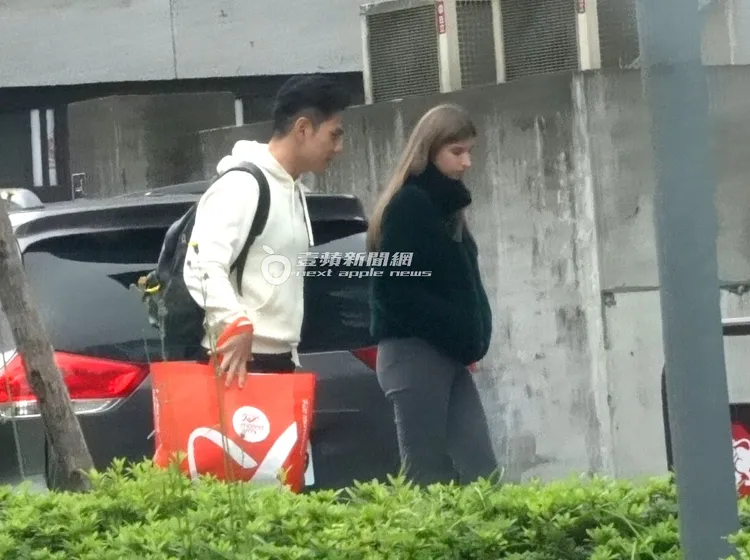 當天祖雄（左）也和老婆佳娜一同前往攝影棚錄影。特勤中心攝