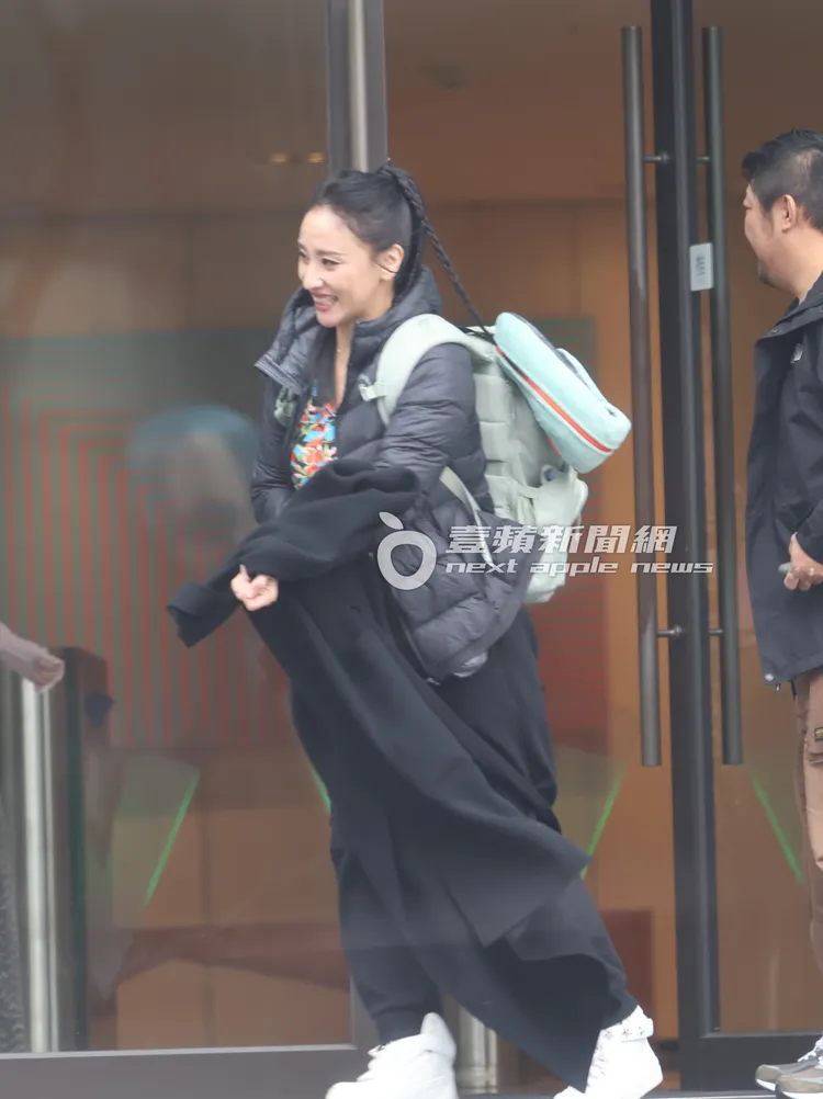 安歆澐一個人上工，身上不少裝備。特勤中心攝