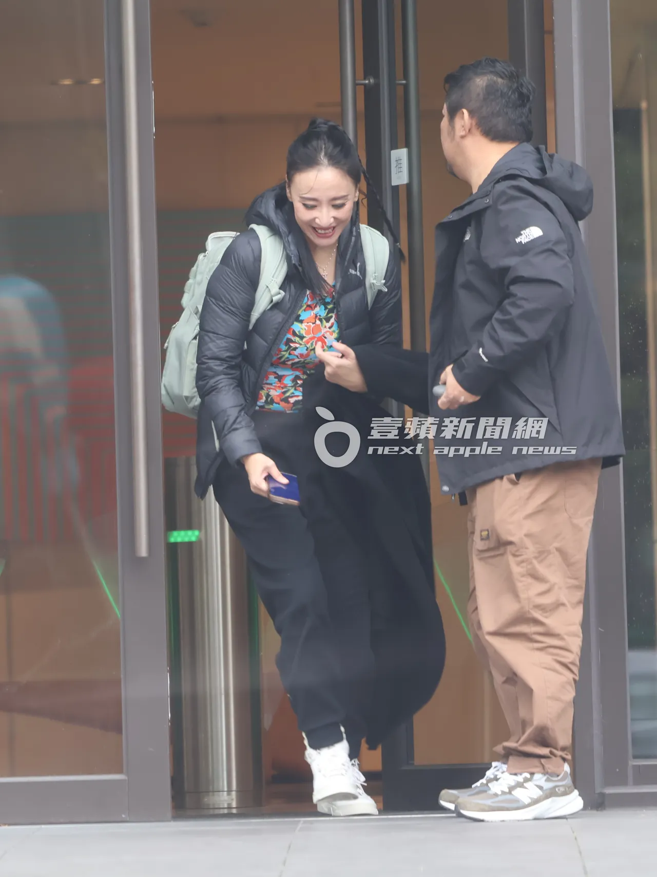 安歆沄背著包包快步离开摄影棚。特勤中心摄