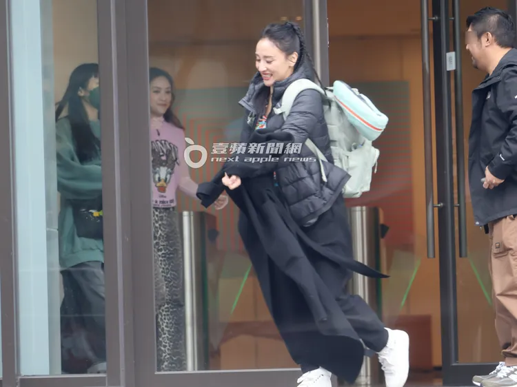 吳姍儒（左）走在安歆澐後面，準備到戶外拍攝。特勤中心攝