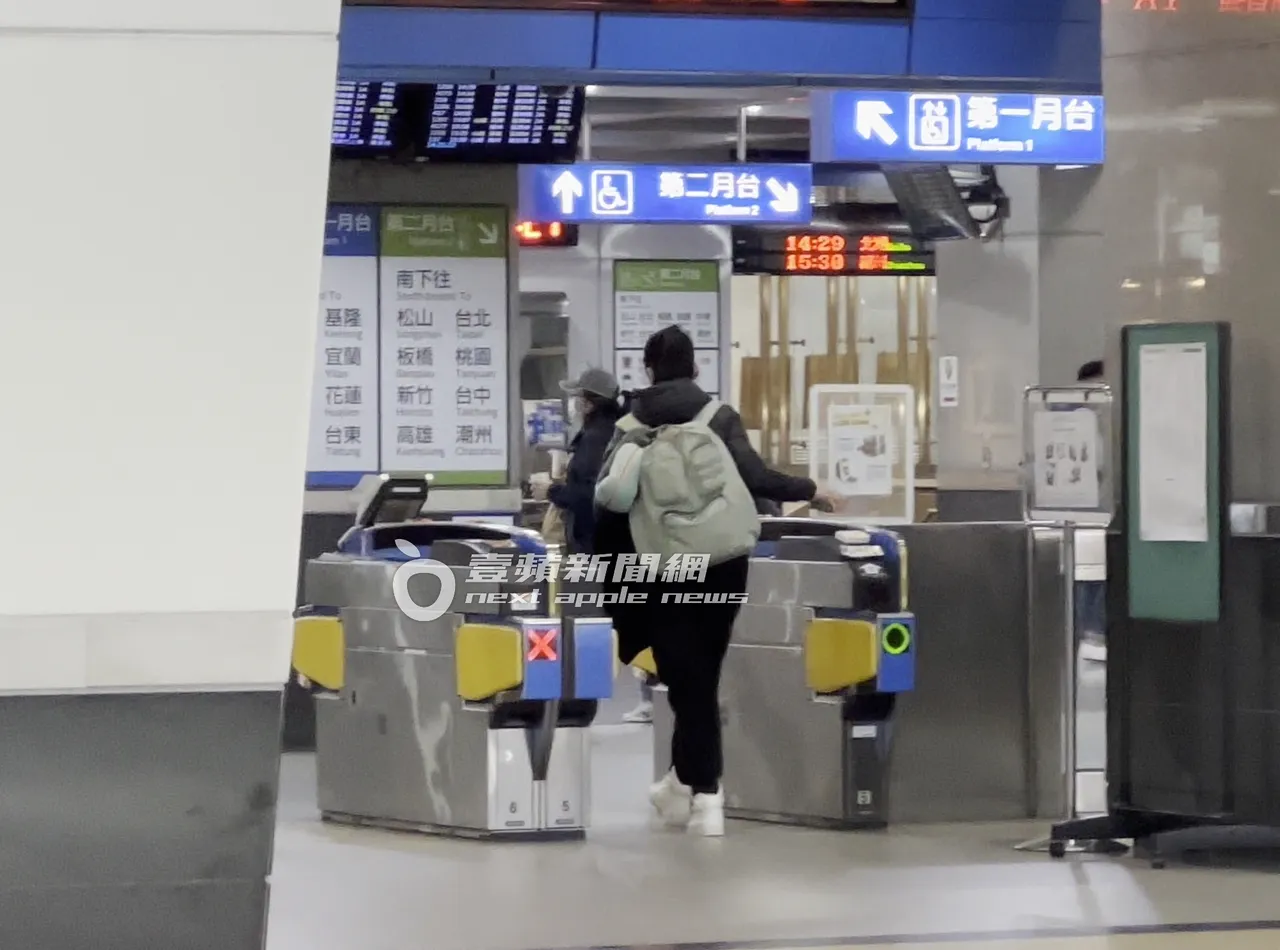 安歆沄独自走进火车站票闸。特勤中心摄