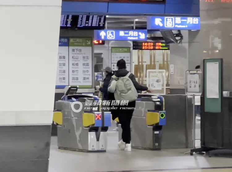 安歆澐獨自走進火車站票閘。特勤中心攝