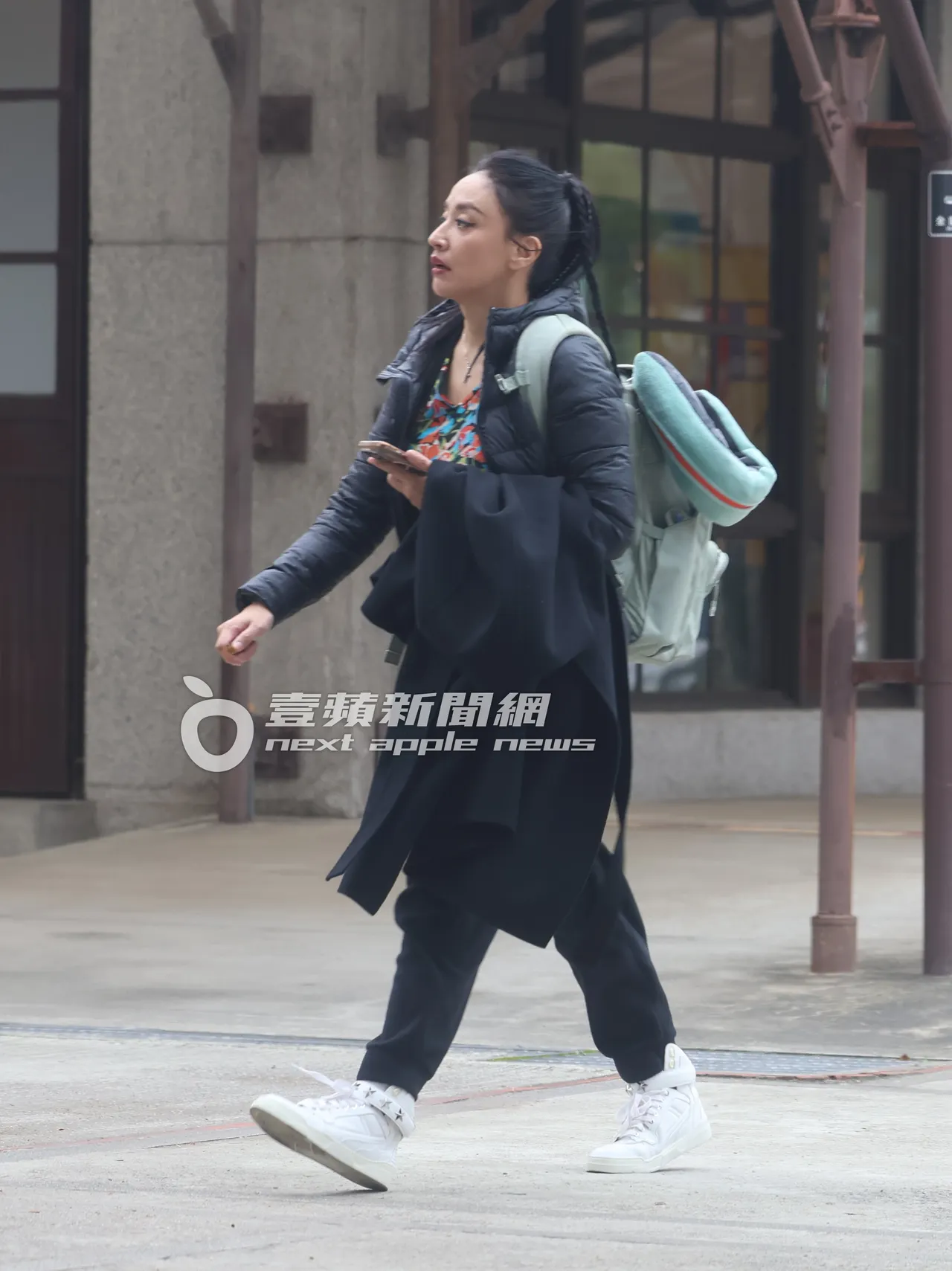 安歆沄边走边注意手机时间，十分紧迫。特勤中心摄