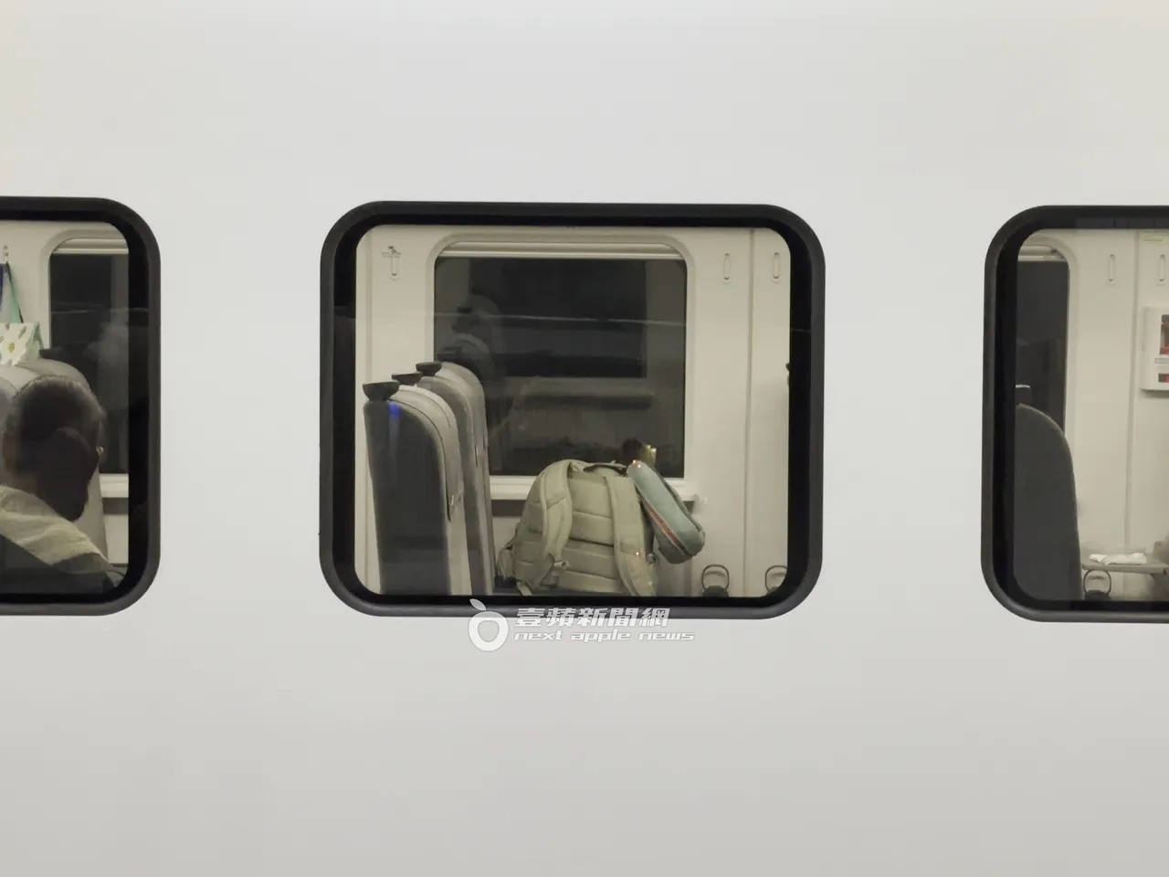 安歆沄将行李放置座位上，人便离开去厕所。特勤中心摄