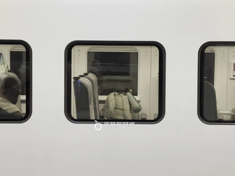 安歆澐將行李放置座位上，人便離開去廁所。特勤中心攝