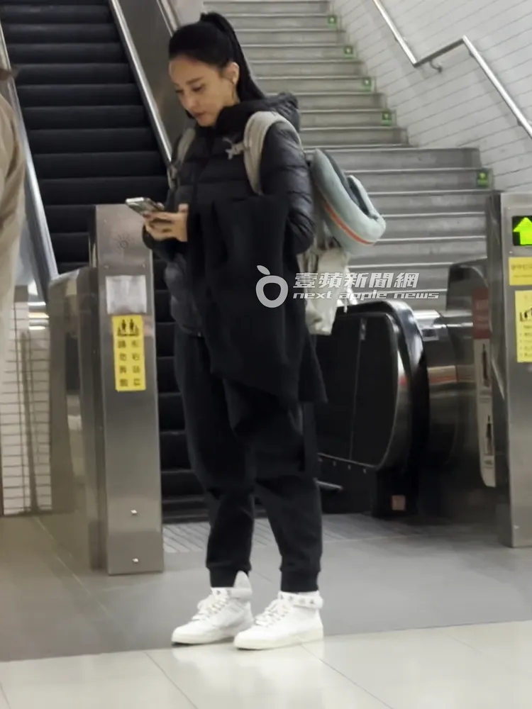 安歆澐一邊等火車進站，一邊忙著用手機回覆訊息。特勤中心攝