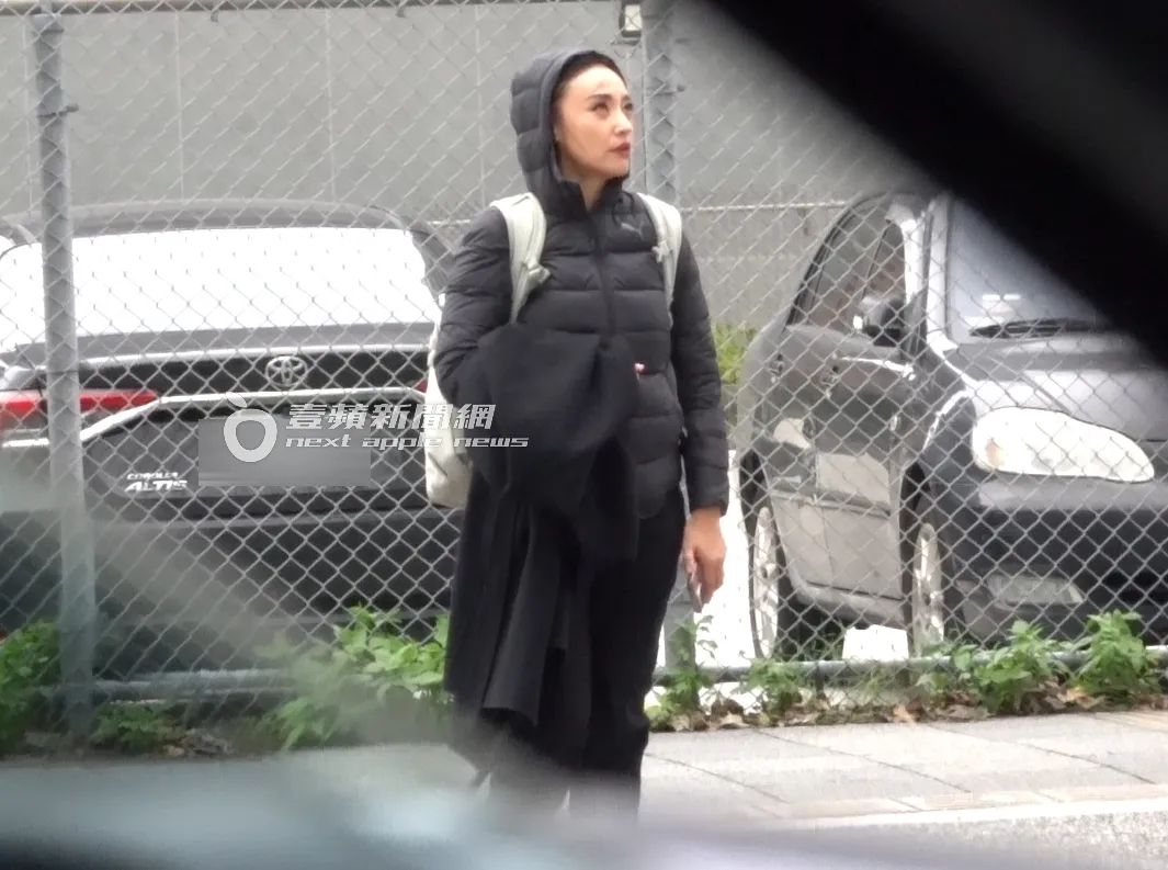 等待红绿灯时，归心似箭的安歆沄频频看向红绿灯号志。特勤中心摄