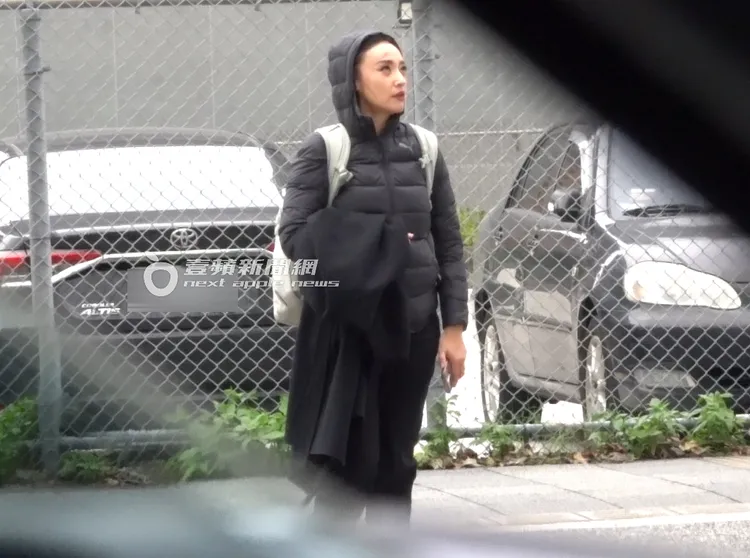 等待紅綠燈時，歸心似箭的安歆澐頻頻看向紅綠燈號誌。特勤中心攝