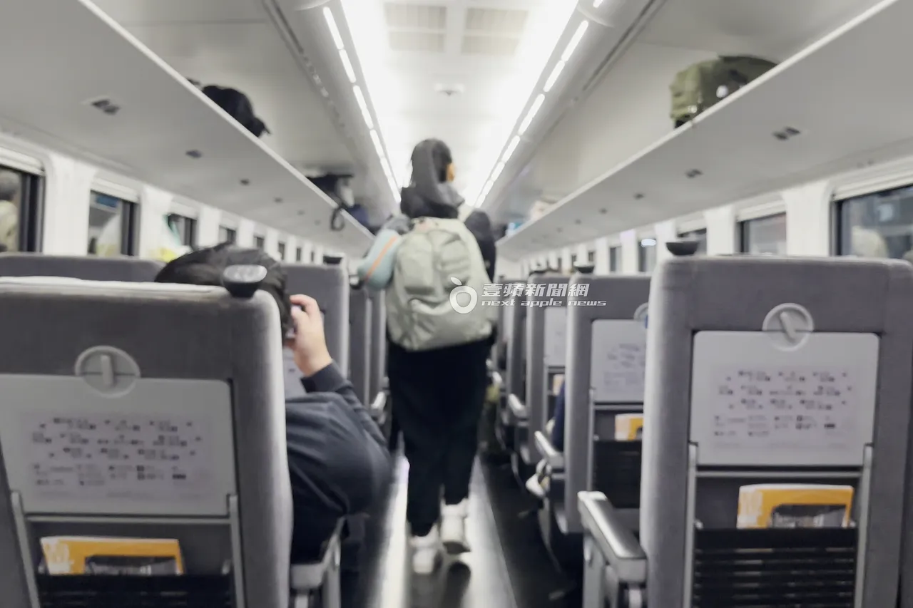 安歆沄熟练快速找到自己的座位。特勤中心摄