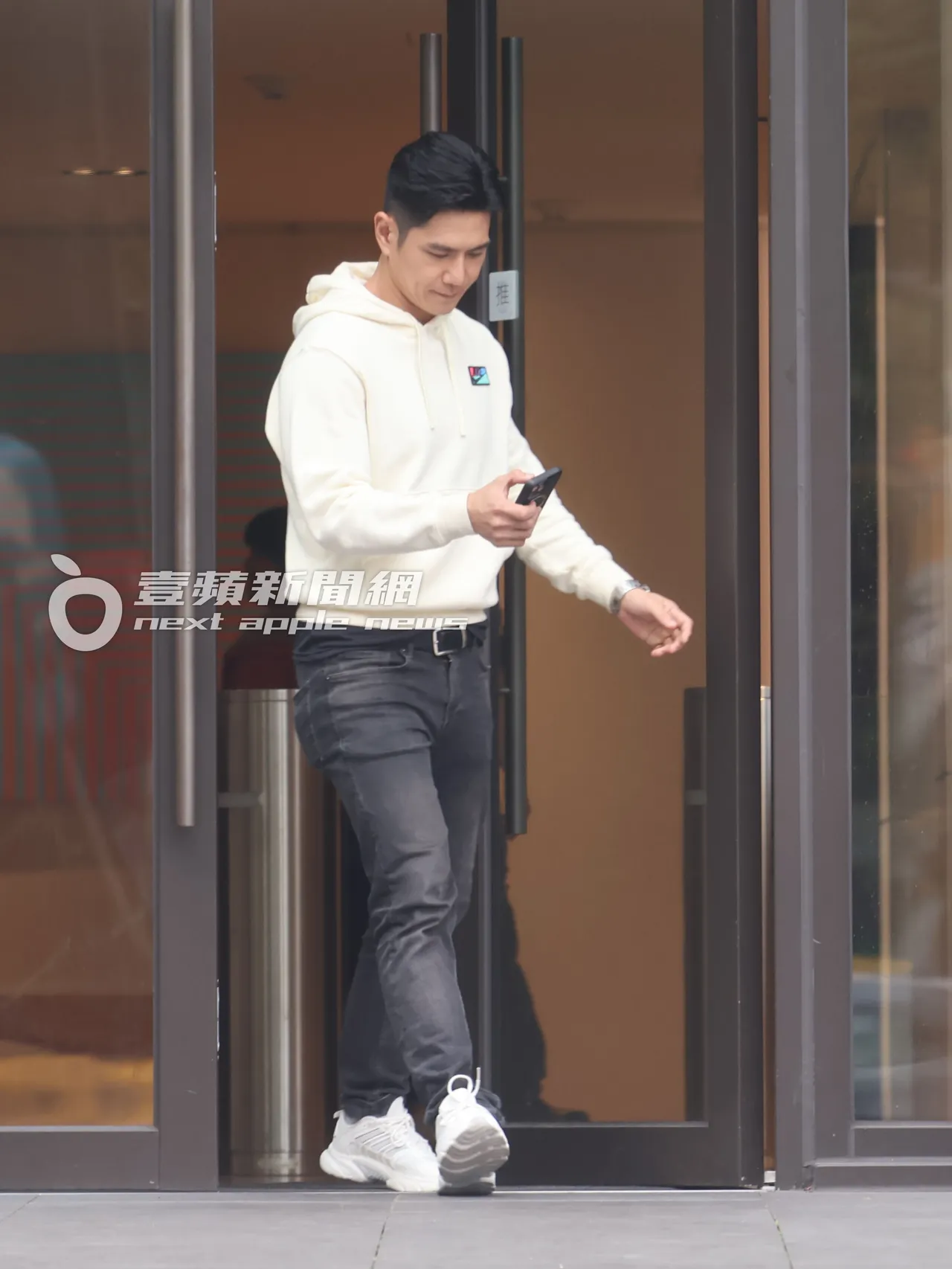 祖雄独自出来买了两杯咖啡回摄影棚。特勤中心摄