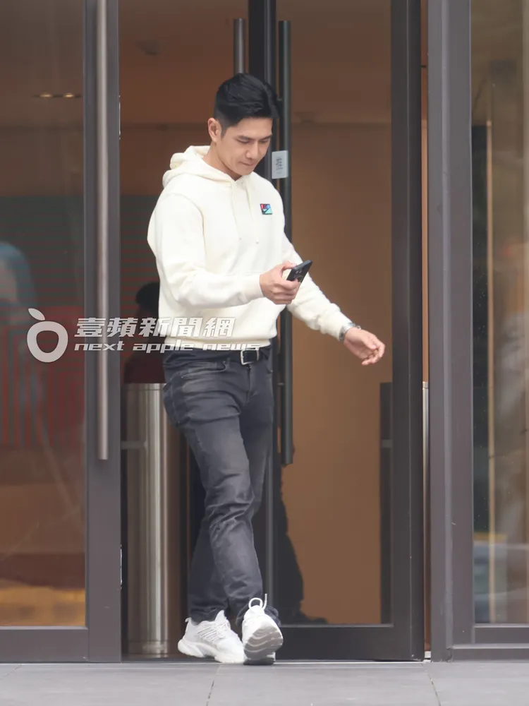 祖雄獨自出來買了兩杯咖啡回攝影棚。特勤中心攝