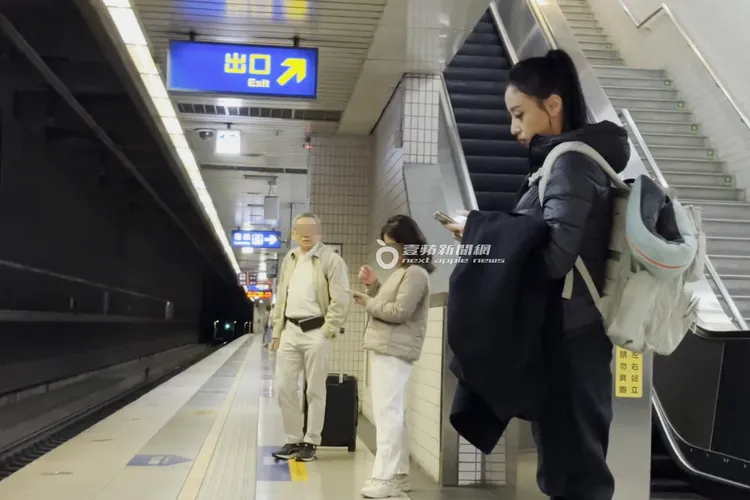 安歆澐滿身行李在車站月台等候火車抵達。特勤中心攝