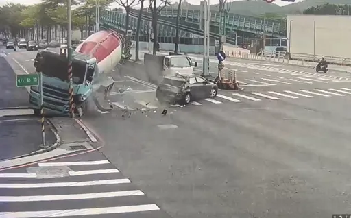 淡水混凝土預拌車衝撞小客車　瞬間畫面曝光！3人受傷送醫
