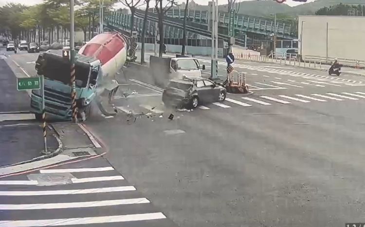 淡水混凝土預拌車衝撞小客車　瞬間畫面曝光！3人受傷送醫