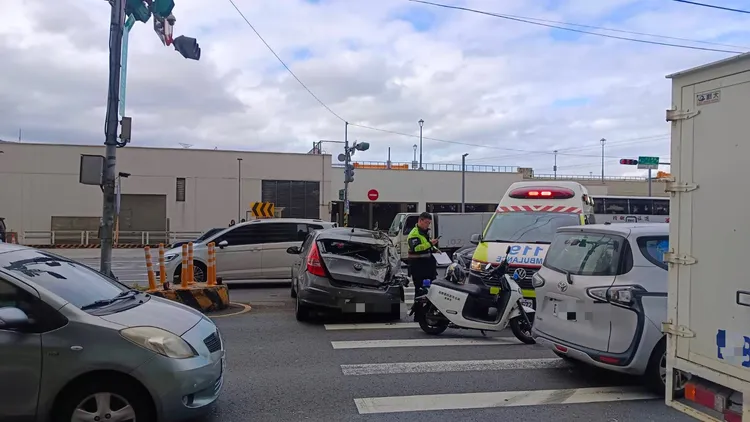小客車遭追撞。翻攝畫面