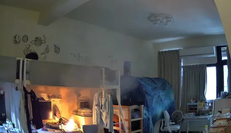 民眾將台製行動電源與電動桌的插座充電使用時發生自燃。翻攝自threads影片