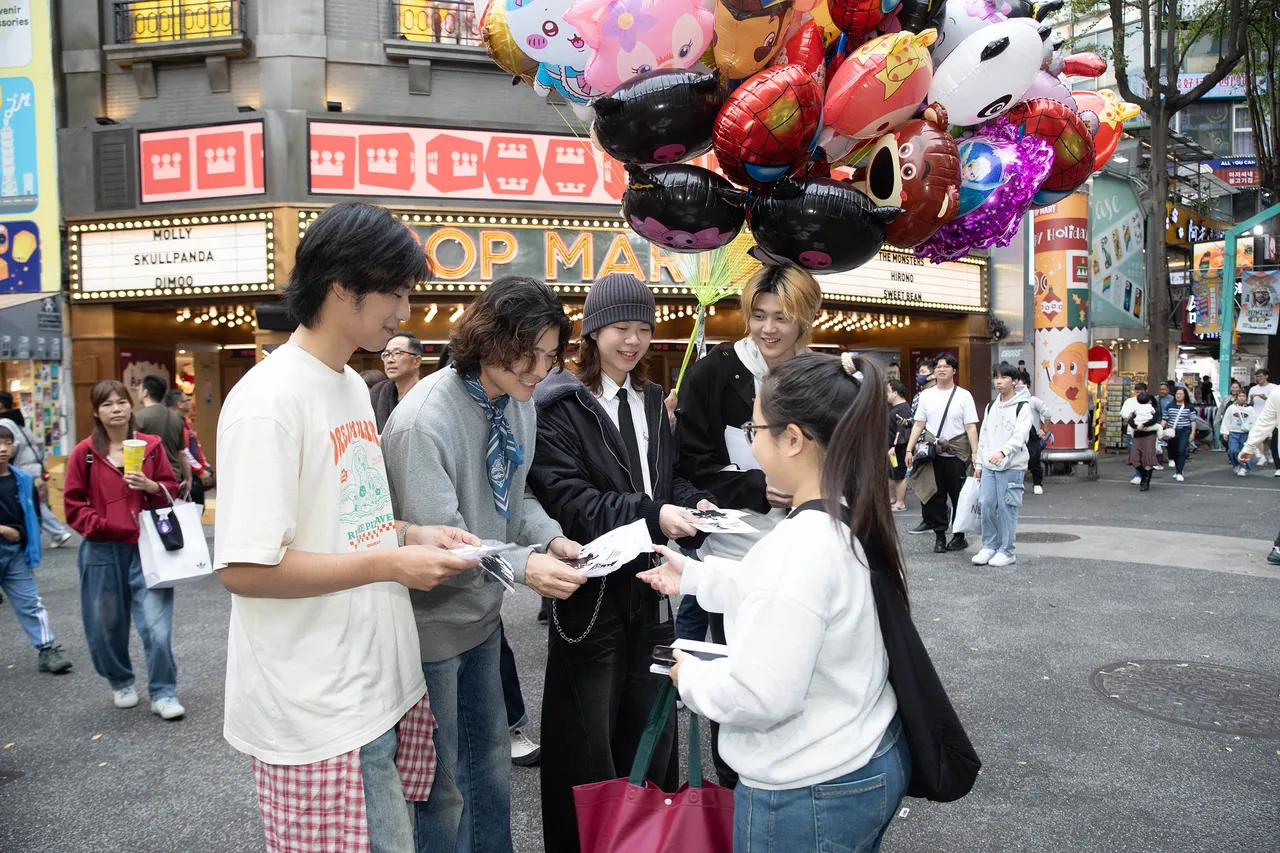 帕拉斯走上街头，为新专辑发传单宣传。迷音乐提供
