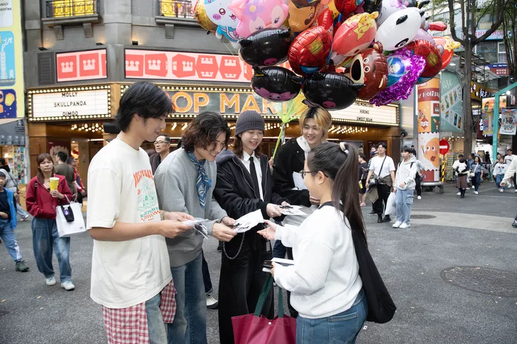 帕拉斯走上街頭，為新專輯發傳單宣傳。迷音樂提供