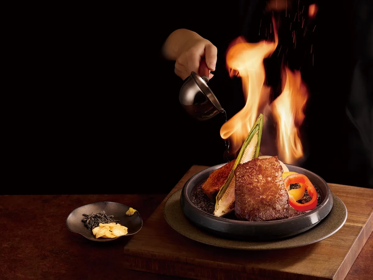 和牛系列主餐，极上火焰和牛牛排（前）、和牛岩板烧（后）。王品集团提供