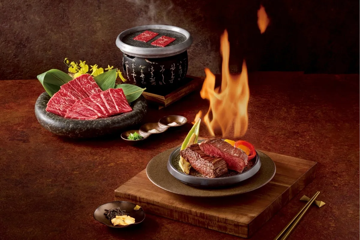 极炙火焰牛排主餐，透过高温直火封存肉汁，设计三种风味佐料搭配，创造多层次变化。王品集团提供