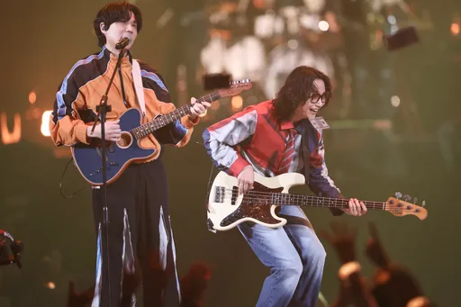 宇宙人唱到一半⋯突天降「钞票雨」！粉丝暴动疯抢