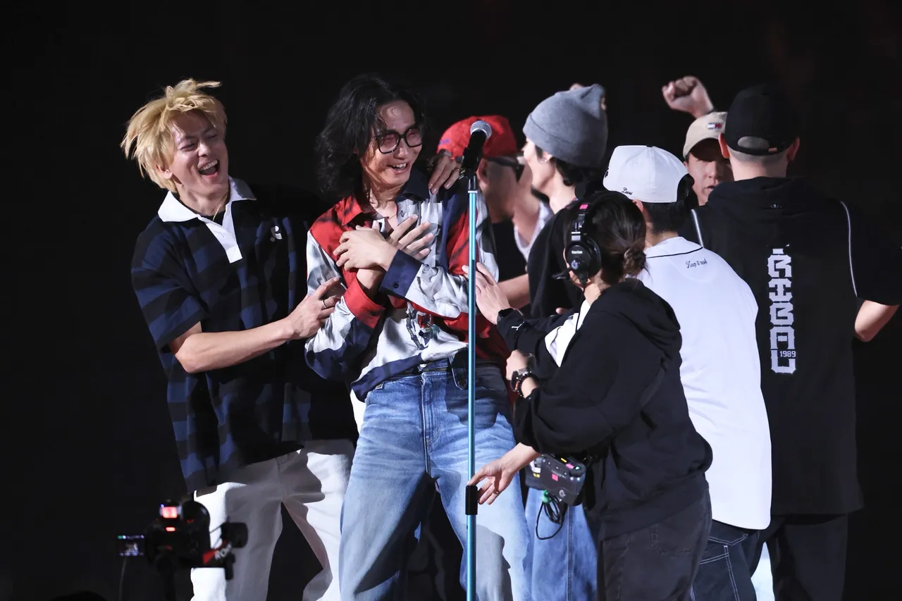 「最帅高中班导」羽信（左）一头金发被猛亏。彭欣伟摄