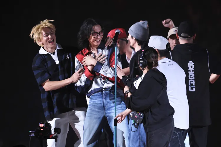 「最帥高中班導」羽信（左）一頭金髮被猛虧。彭欣偉攝