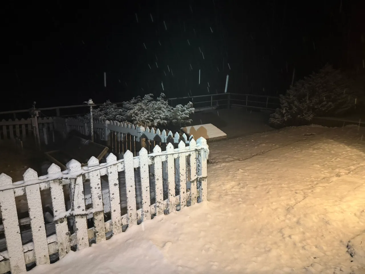 玉山北峰自清晨降雪。气象署提供