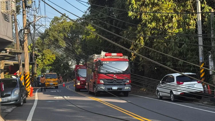 貨櫃車車身過高拉扯電線，導致電線桿東倒西歪，附近住戶停電中。翻攝畫面