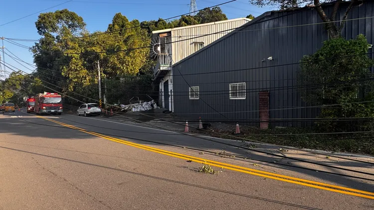 貨櫃車車身過高拉扯電線，導致電線桿東倒西歪，附近住戶停電中。翻攝畫面