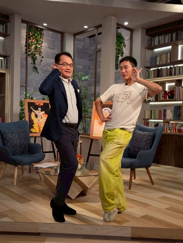 妮妃雅（右）臨時起意、鄭弘儀帶動作一起擺拍，留下驚喜合影。三立提供