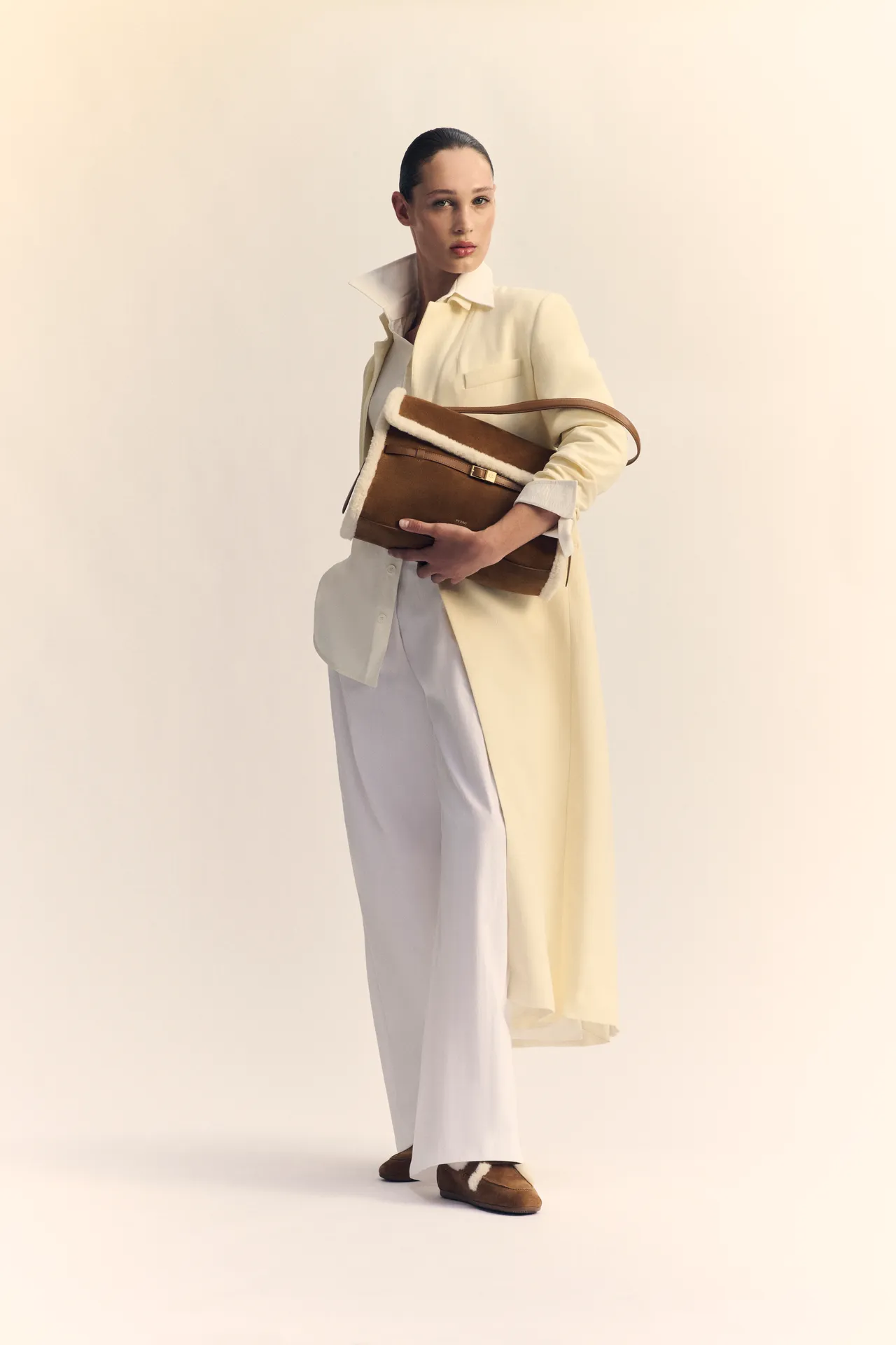 大型肩背包透過腰帶裝飾打造出都會幹練品味。品牌提供