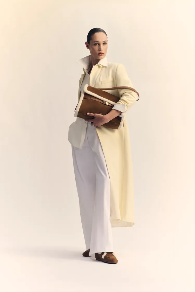 大型肩背包透過腰帶裝飾打造出都會幹練品味。品牌提供