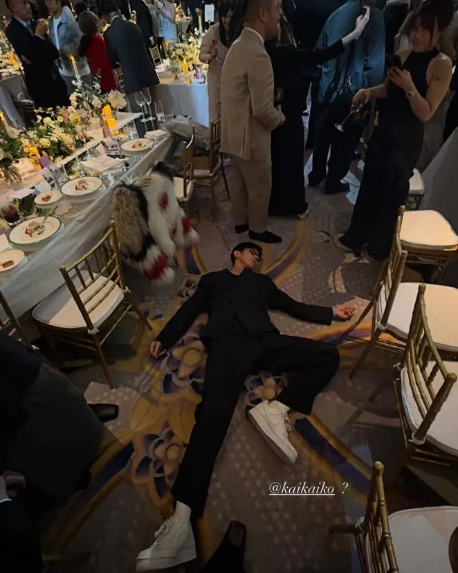 ØZI 分享柯震東倒臥的畫面，網友笑稱「喝茫也能那麼帥」。翻攝 ØZI Instagram