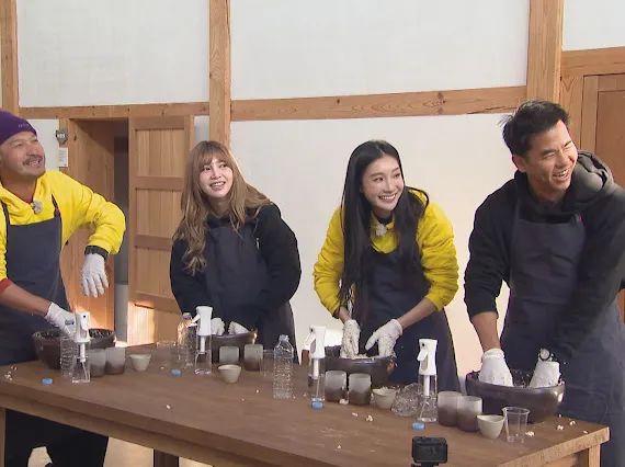 柯有伦（右一）强势登场，一字排开全是美女军团。综艺玩很大提供