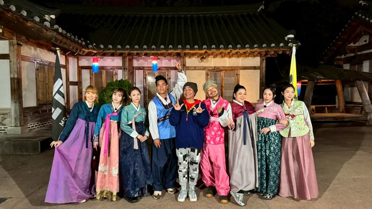 「美女牌」上陣，李懿（左起）、草莓、莊錠欣、柯有倫、吳宗憲、KID、Amanda、梓梓、陳華等出外景。綜藝玩很大提供