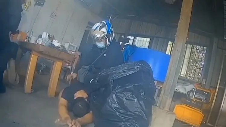 高雄警方获报制毒工厂情资，13日前往查缉，当场查获3名嫌犯。翻摄画面