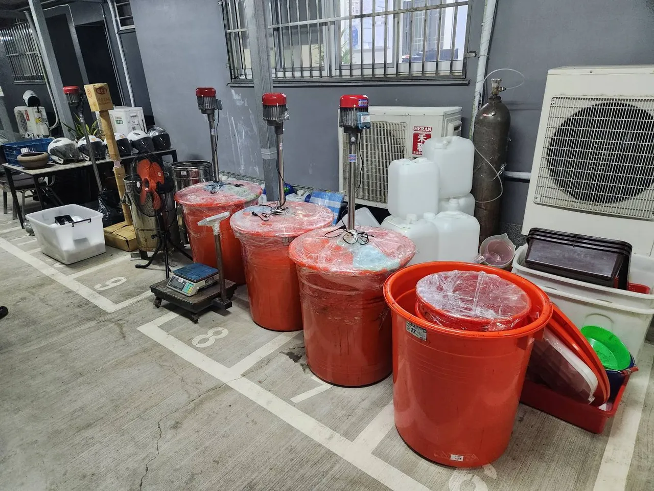 现场查扣制毒工具一批及喵喵成品逾47公斤、半成品300公斤。翻摄画面