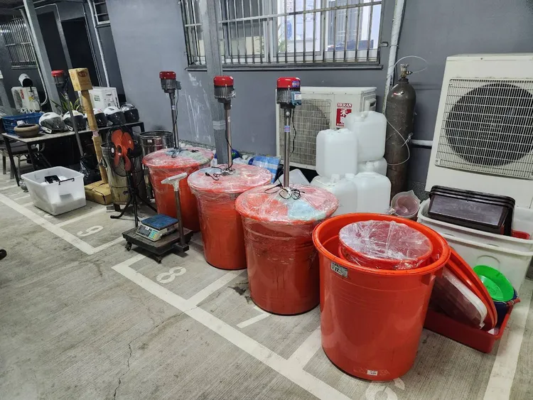 現場查扣製毒工具一批及喵喵成品逾47公斤、半成品300公斤。翻攝畫面