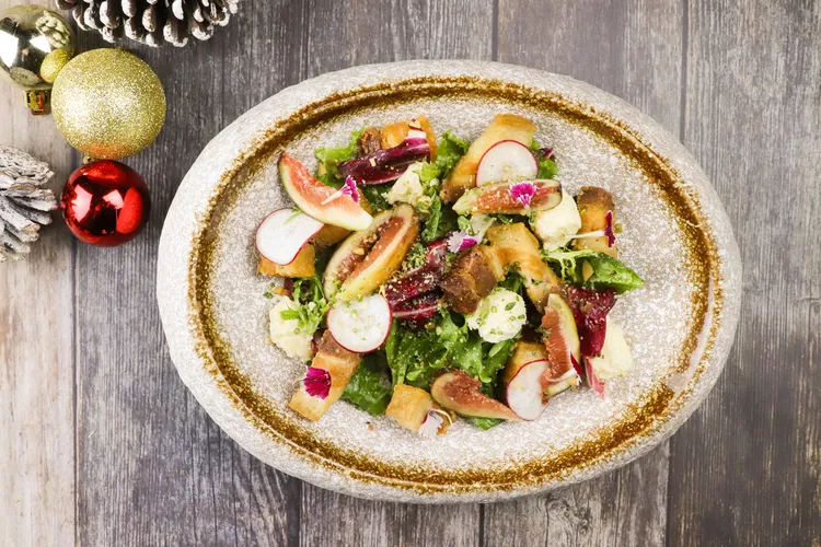 「安茹油封豬五花沙拉、鵝卵石乳酪」最初可以追溯自中古世紀至十八世紀，人們以豬五花本身的油脂進行油封，既能讓肉質細嫩，也為冬季儲備食糧。直到十九世紀，這項技法才走進餐館，成為風靡一時的經典菜式。業者提供