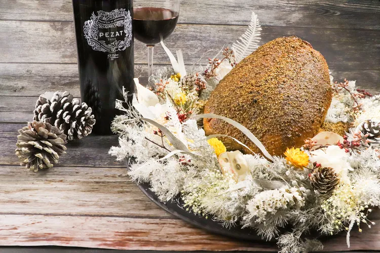 「阿彼修斯胭脂鴨襯番紅花蘋果、突尼西亞椰棗」是米其林三星名廚艾倫·桑德朗（Alain Senderens）復刻古羅馬大廚阿彼修斯（Apicius）食譜，以其繁複的處理工序聞名。業者提供