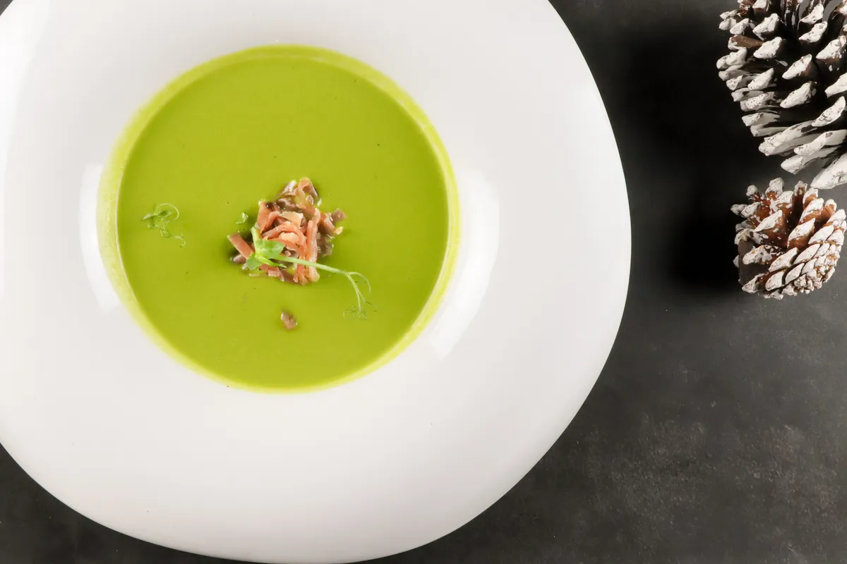 「圣日耳曼汤、拜雍火腿」是路易十四时期的宫廷料理，因圣日耳曼公爵钟情于豌豆滋味，特令御厨研制以豌豆为主的汤品，其清甜口感自此深受宫廷喜爱。业者提供