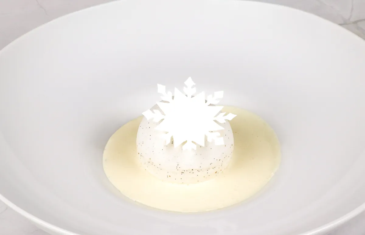 「大溪地香草漂浮岛」盘中甜点宛若云朵静静漂浮于岛屿之上，因而得名，亦为法国经典甜点文化中历久弥新的代表作之一。业者提供