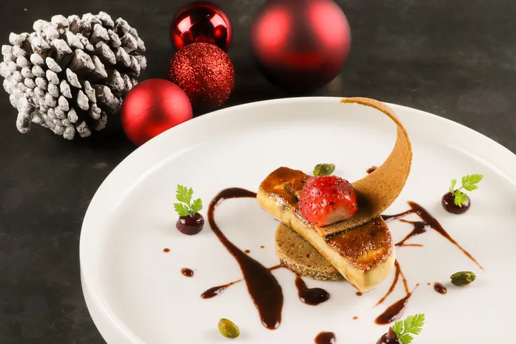 前菜為經典料理「香煎鴨肝佐草莓醬汁、薑味麵包」，綿密如奶油口感的鴨肝搭配薑味麵包，為味蕾添上一抹節慶驚喜。業者提供