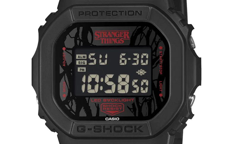 DW-5600STT表盘的「LEDBACKLIGHT」字样中，「A」字母呈现倒转，暗示2个平行世界之间的连结。品牌提供