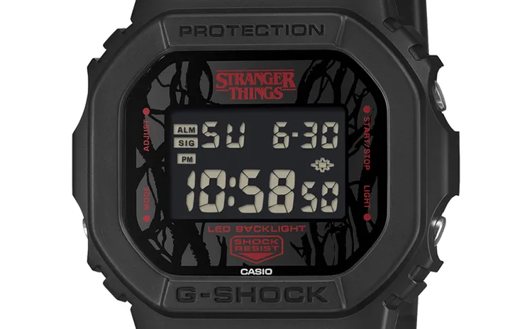 DW-5600STT錶盤的「LEDBACKLIGHT」字樣中，「A」字母呈現倒轉，暗示2個平行世界之間的連結。品牌提供