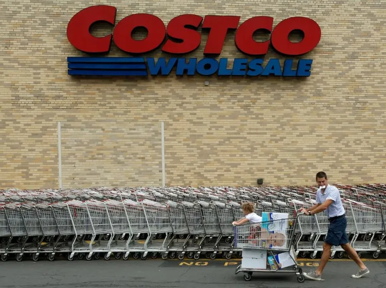 美国好市多发现愈来愈多非会员拿别人的会员卡，采自助结帐购物钻漏洞。路透