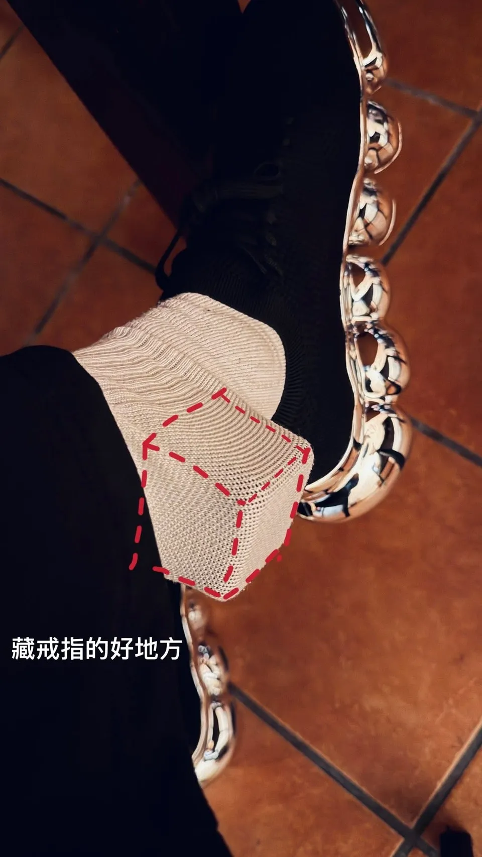 禾浩辰把戒指盒藏在袜子里。翻摄自禾浩辰脸书