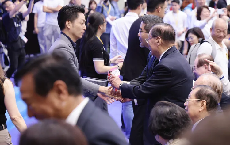 若鄭麗文再拋爭議論述，恐連蔣萬安的穩健形象也難倖免。李俊毅攝